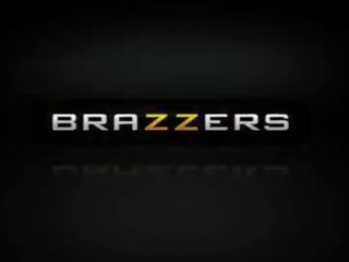 Brazzers - shes gonna skvätter - sneaking till den squirters gård scen starring casey calvert och dan