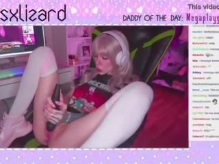 Gamer schoolgirl forgets to turn off Stream and squirt in live