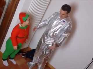 Dwarf makes a agzyňa almak to an astronaut!