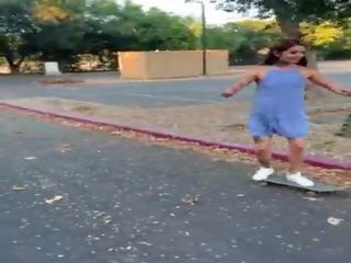 Xăm người trượt trên băng thiếu niên vanessa vega trong skateboarding và squirting trong công khai