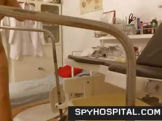 Glorious крака високо токчета тийн went към гинеколог скрит камера видео