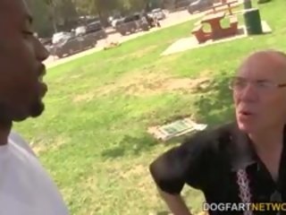 Karina lynne fucks med en svart killen medan henne pappa klockor
