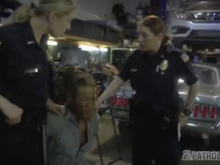 Mehāniķis veikals owner izpaužas viņa instruments polished līdz pagriezās par sieviete cops