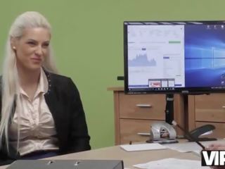 Vip4k&period; gebruind godin passes vies vies video- gieten in de loan kantoor