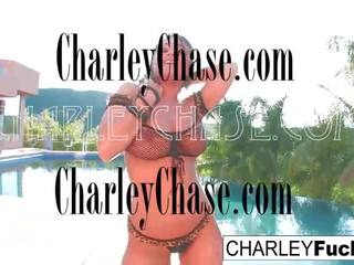 Charley clips apagado su tentador cuerpo