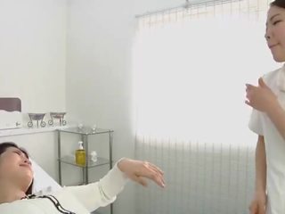 Ιαπωνικό λεσβιακό captivating φτύσιμο μασάζ κλινική υπότιτλους
