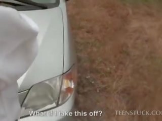 Frestande bruden knull en främling i hans bil