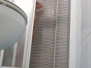 Espionaje en desirable esposa afeitando coño en ducha