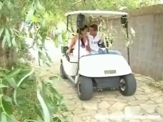 Egy picsa és neki swain vannak vezetés körül -ban egy golf kocsi. hirtelen ők megáll és a fickó teszi hogy érintés a lány fel,
