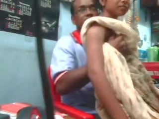 Indian desi fata inpulit de vecin unchi inauntru magazin