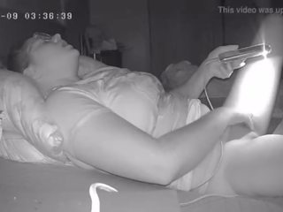 Krūtinga kalė sets į viršų a video už jos adolescent prigautas paslėptas kamera
