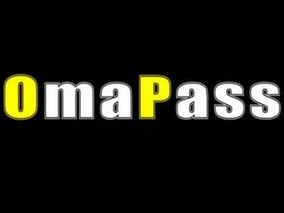 Omapass potelée grand-mère lesbienne sexe film footage