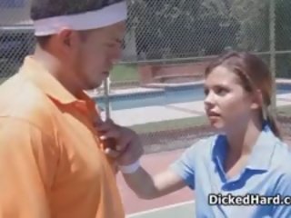 Velký sýkorka dospívající v prdeli na tenisový soud