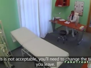 Sedusive пацієнт трахкав в очікування кімната в підробка лікарня