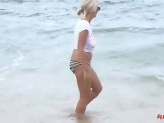 קלואי הולך ללא חולצה ב א יום ב ה חוף - ציבורי סקס