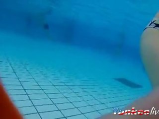 Girsl debaixo de água em piscina