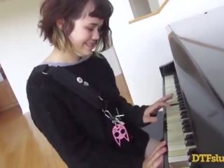 Yhivi filmer av piano skills followed av grov kön video- och sperma över henne ansikte! - featuring: yhivi / james deen