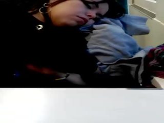 Jauns sieviete guļošas fetišs uz vilciens spiegs dormida lv tren