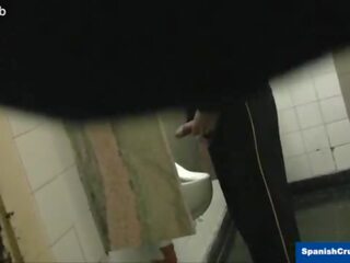 Str8 killen serviced i en toaletten