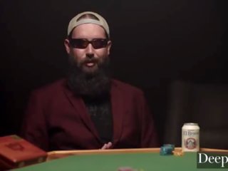 Deeper&period; gambler bets của anh ấy inviting vợ trong cao stake trò chơi