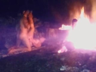 Późno noc bonfire pieprzenie