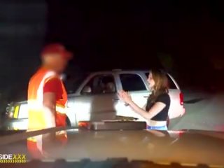 Roadside - venkovní pov roadside špinavý video s a mechanik